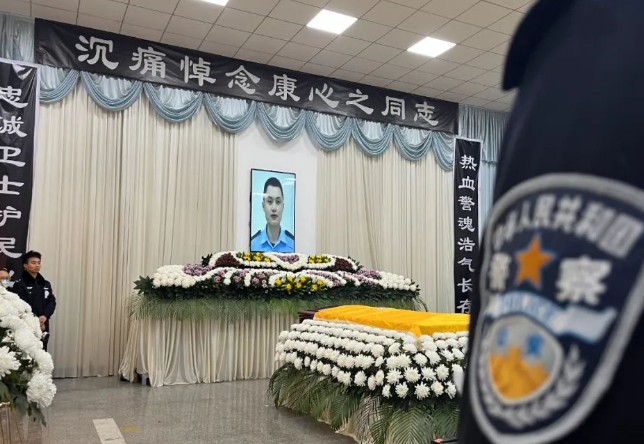 成都27岁辅警不幸因公牺牲，孩子刚满百天……